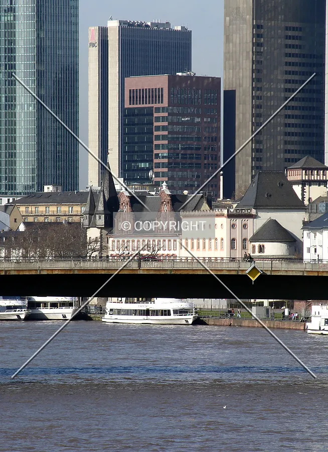 From the Ignatz-Bubis-Brücke to the east