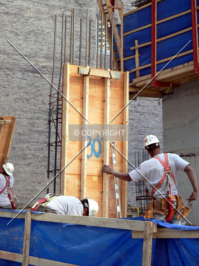 Installing formwork on a rear column