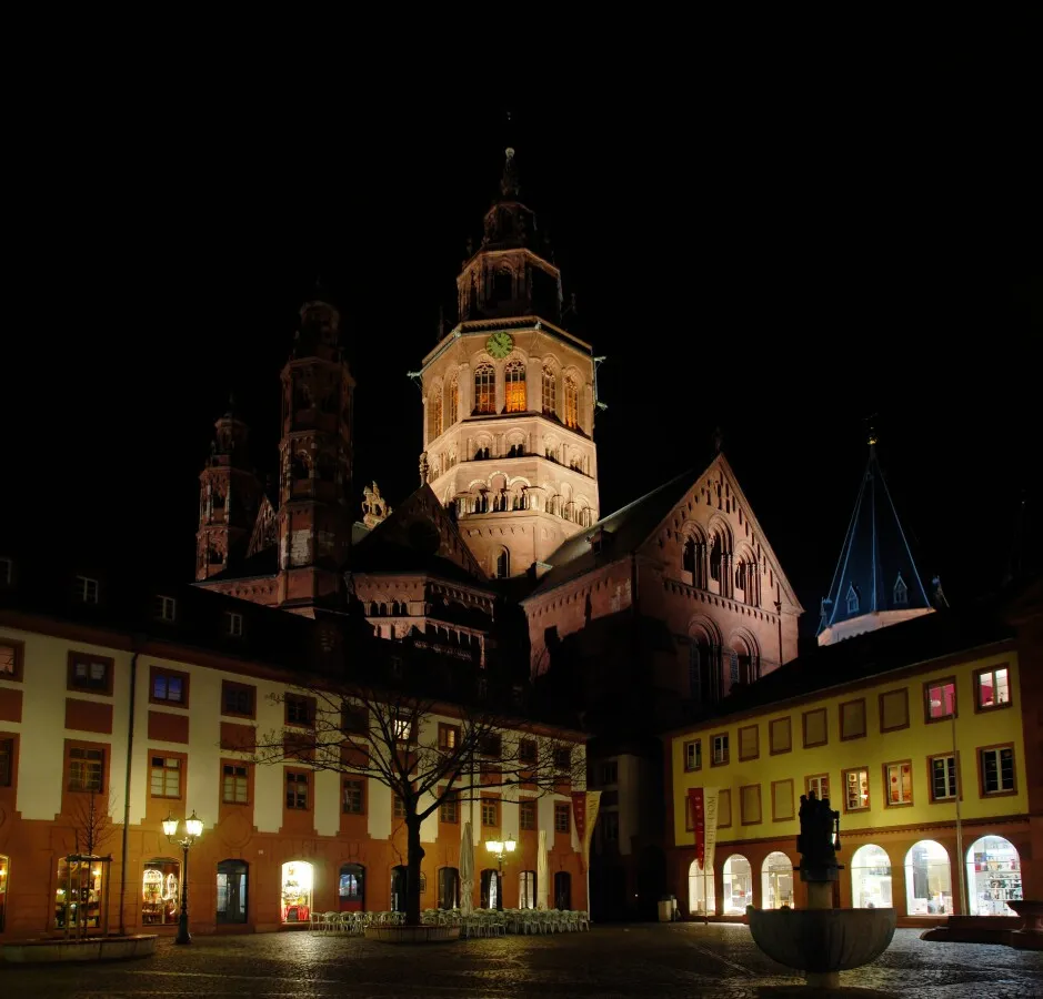 Dom rising behind low-rise building
