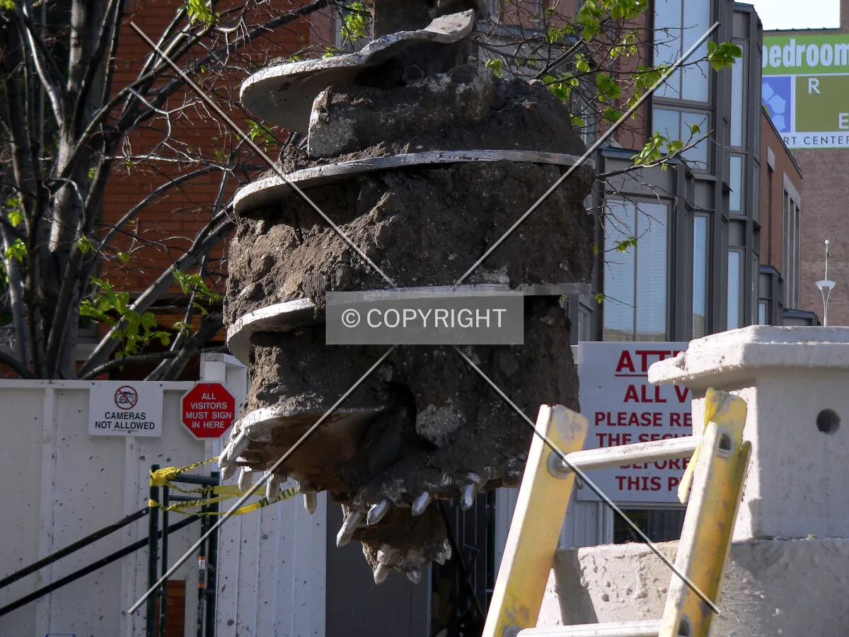 Drilling a secant pile