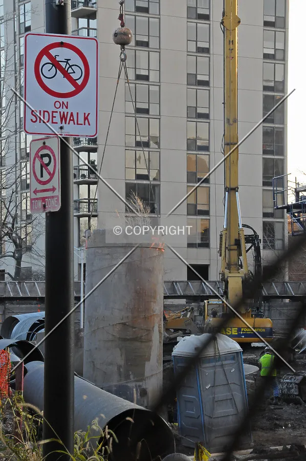 Looking south into the site from the intersection of Lakeview Avenue and Deming Place