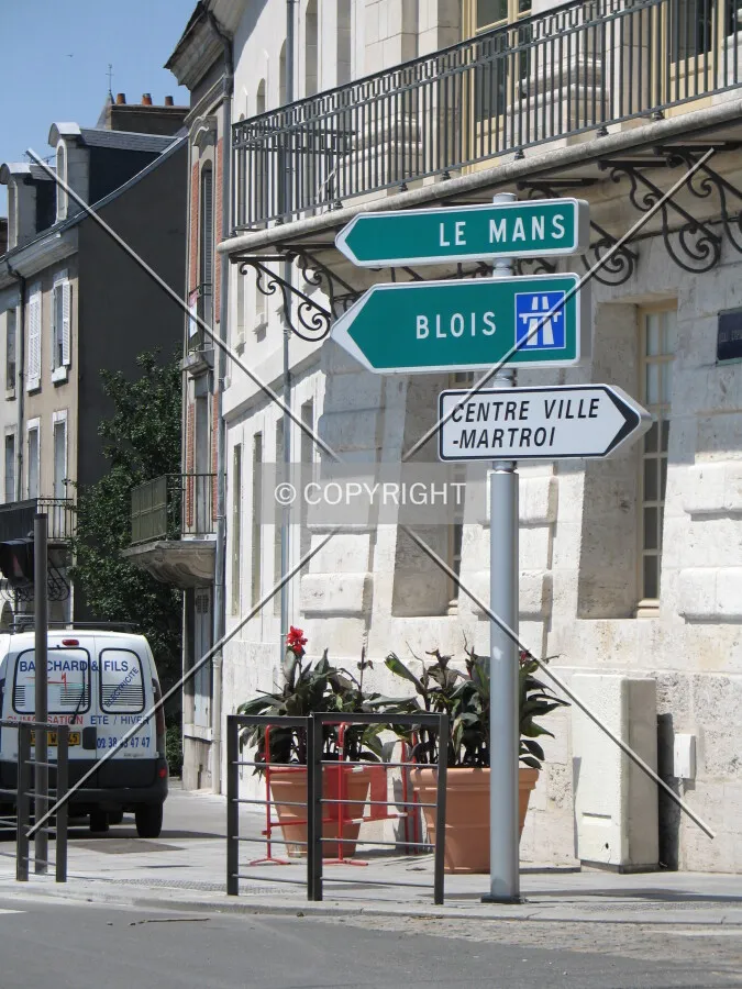 Directions at the intersection with Rue Royale and Quai Cypierre along the banks of the Loire river