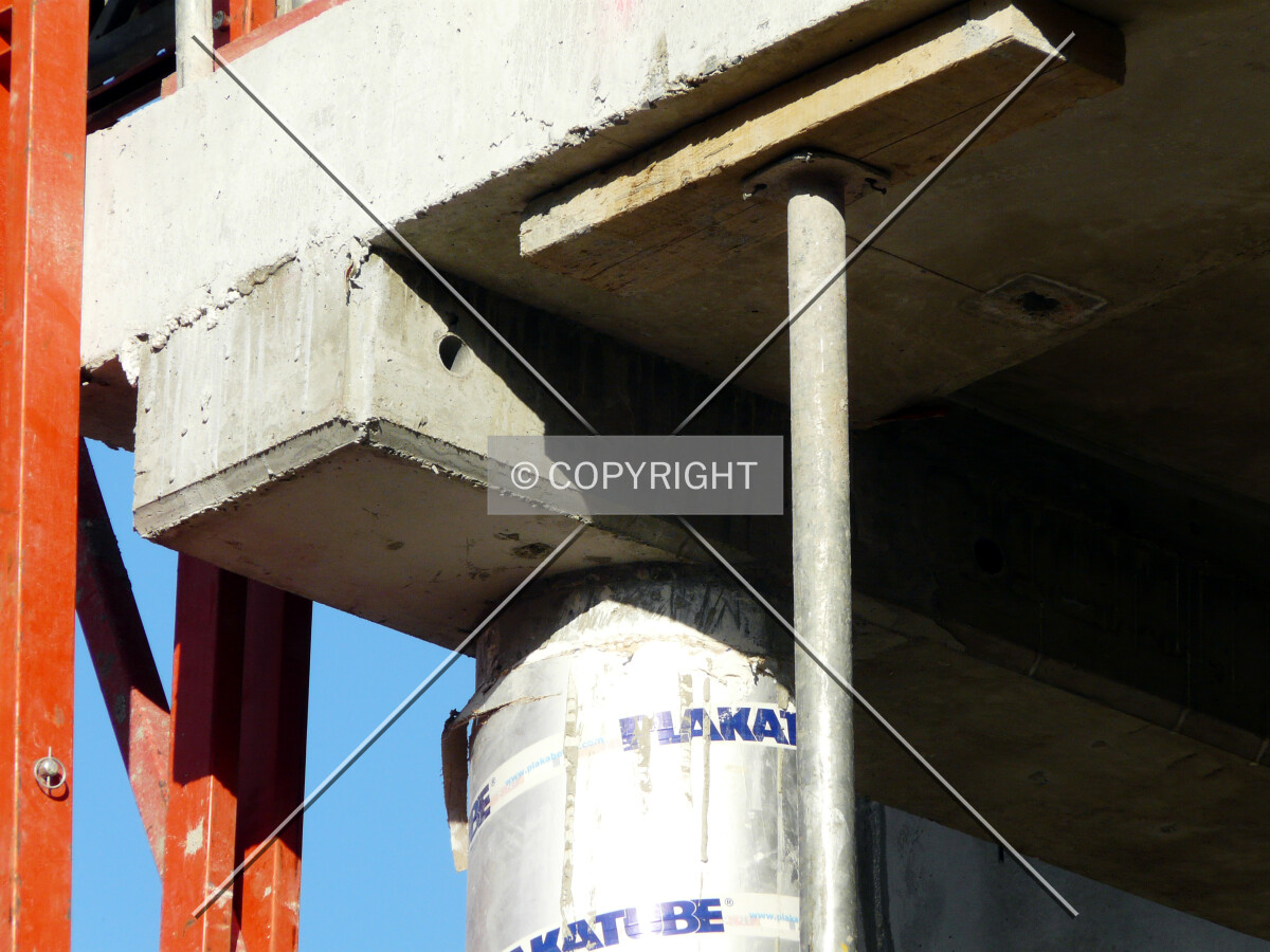 Junction between a column, a beam and the slab of the 4th floor of the extension