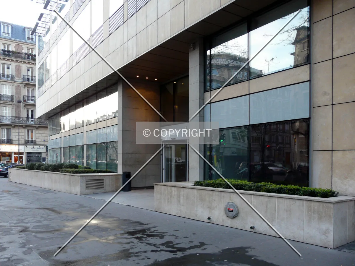 Base and entrance on Avenue de Wagram
