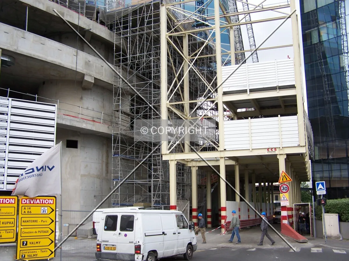 Rue protégée entre les 2 tours