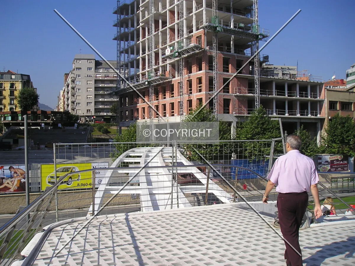 Works of the footbridge that will connect Calatrava's bridge with the tower