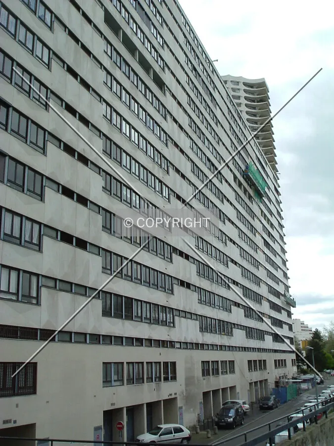 Derrière l'immeuble avant rénovation