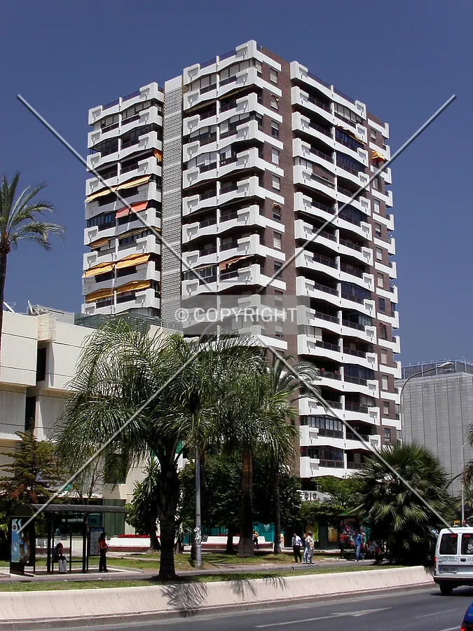 Looking to the building from Avenida de Andalucía