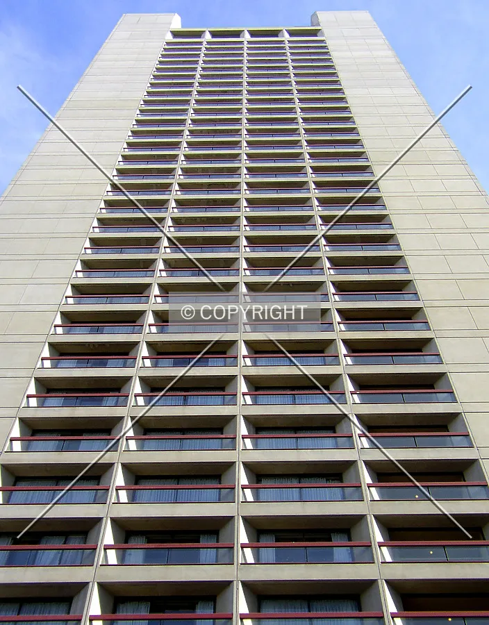 Looking up the northern facade from Sutter Street