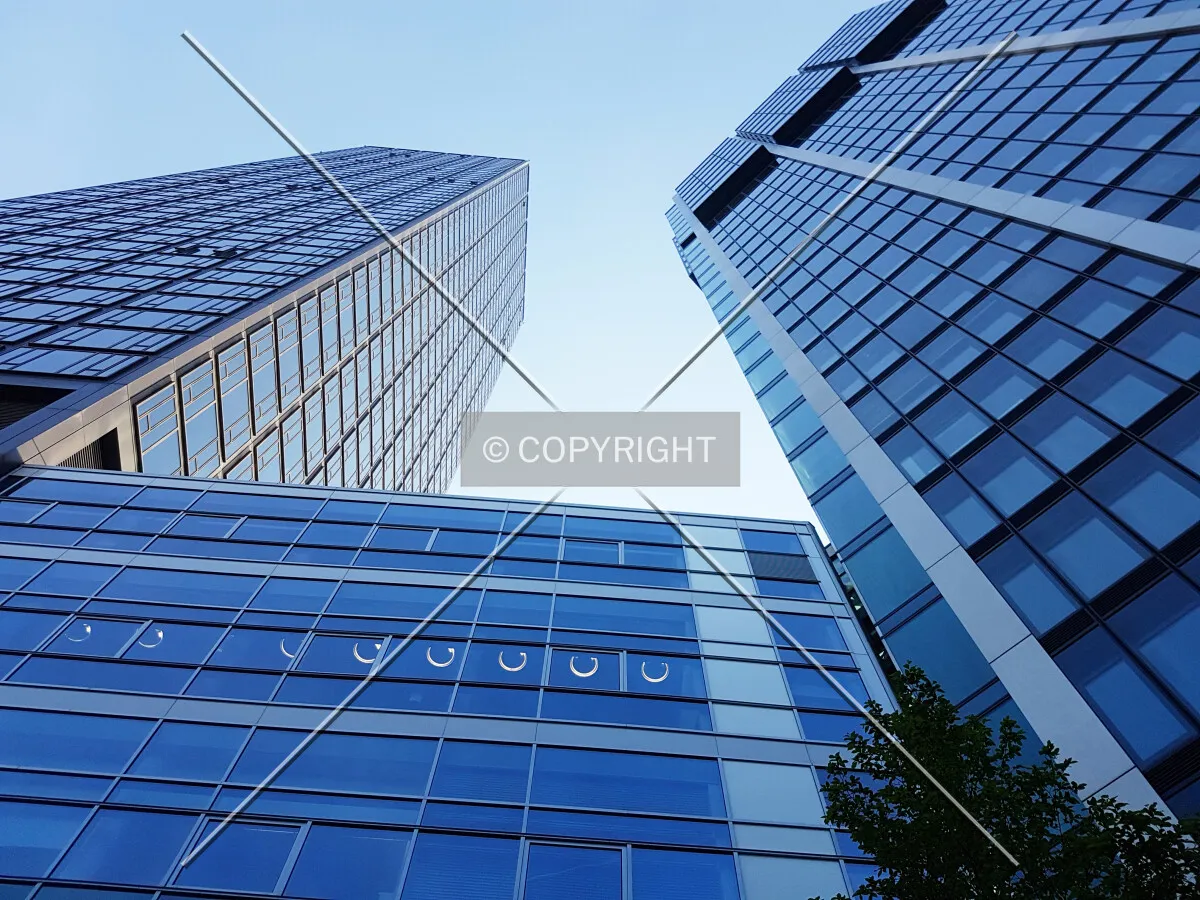 Mainhattan skyscrapers; left: MAIN TOWER; right: Eurotheum