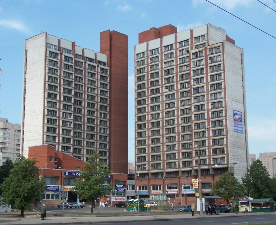 View from south across Ulitsa Korablestroiteley