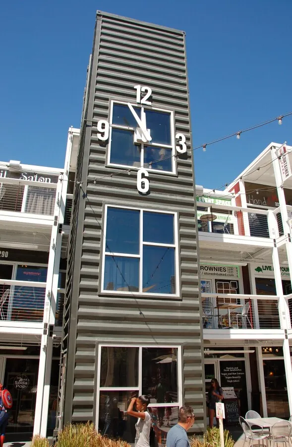 Elevator shaft made from a container turned on its end
