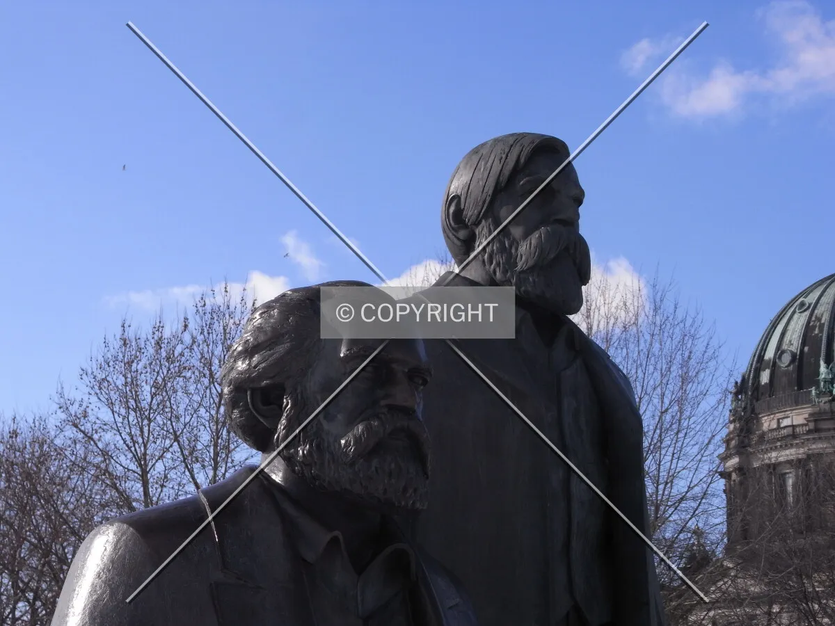 Bronze of Marx and Engels in front of the cupola of the Berlin dome