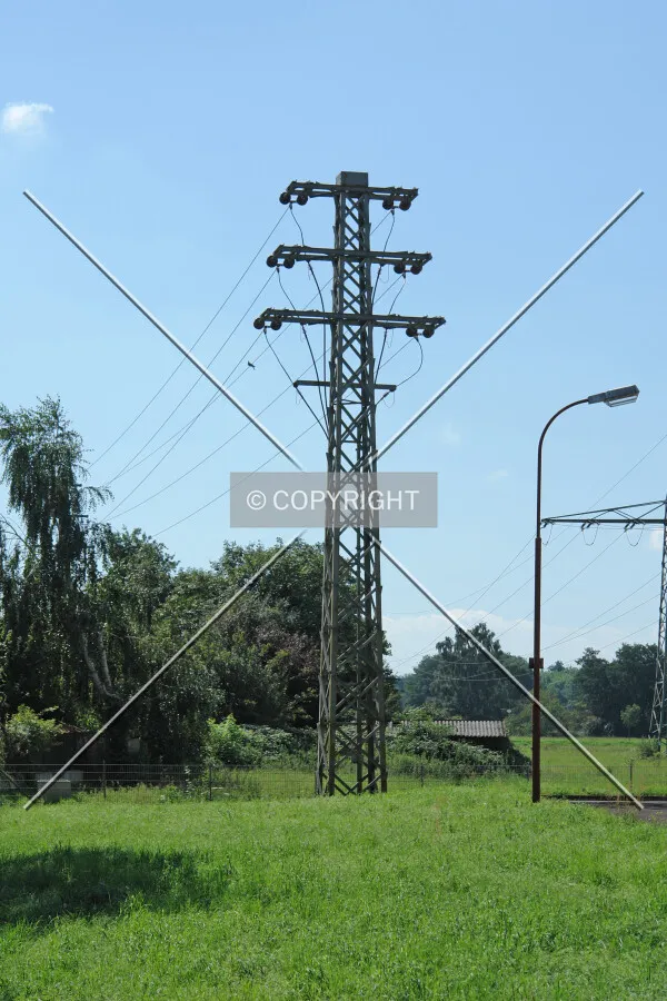 Electricity distribution mast