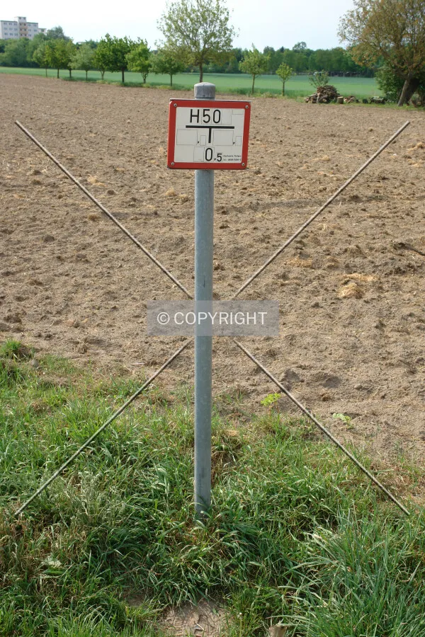 Sign indicating data on the water pipe below it
