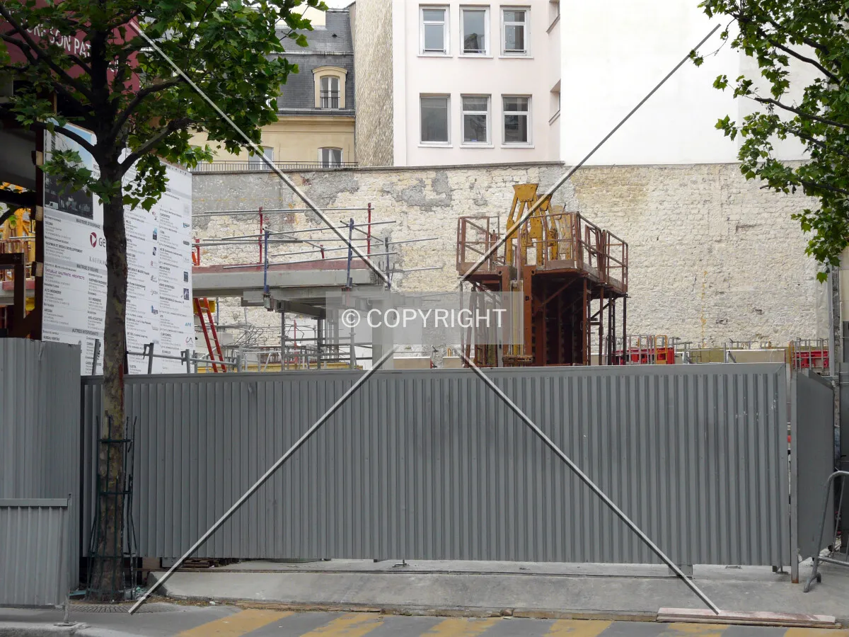 Columns and beams under construction on ground floor, along Avenue de Friedland