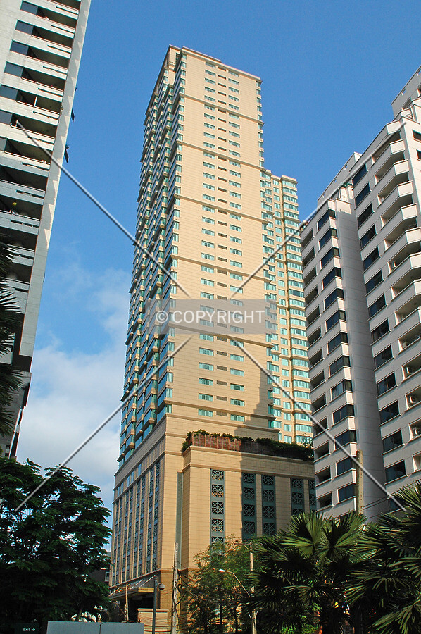 Looking up from Soi Mahatlekluang 1