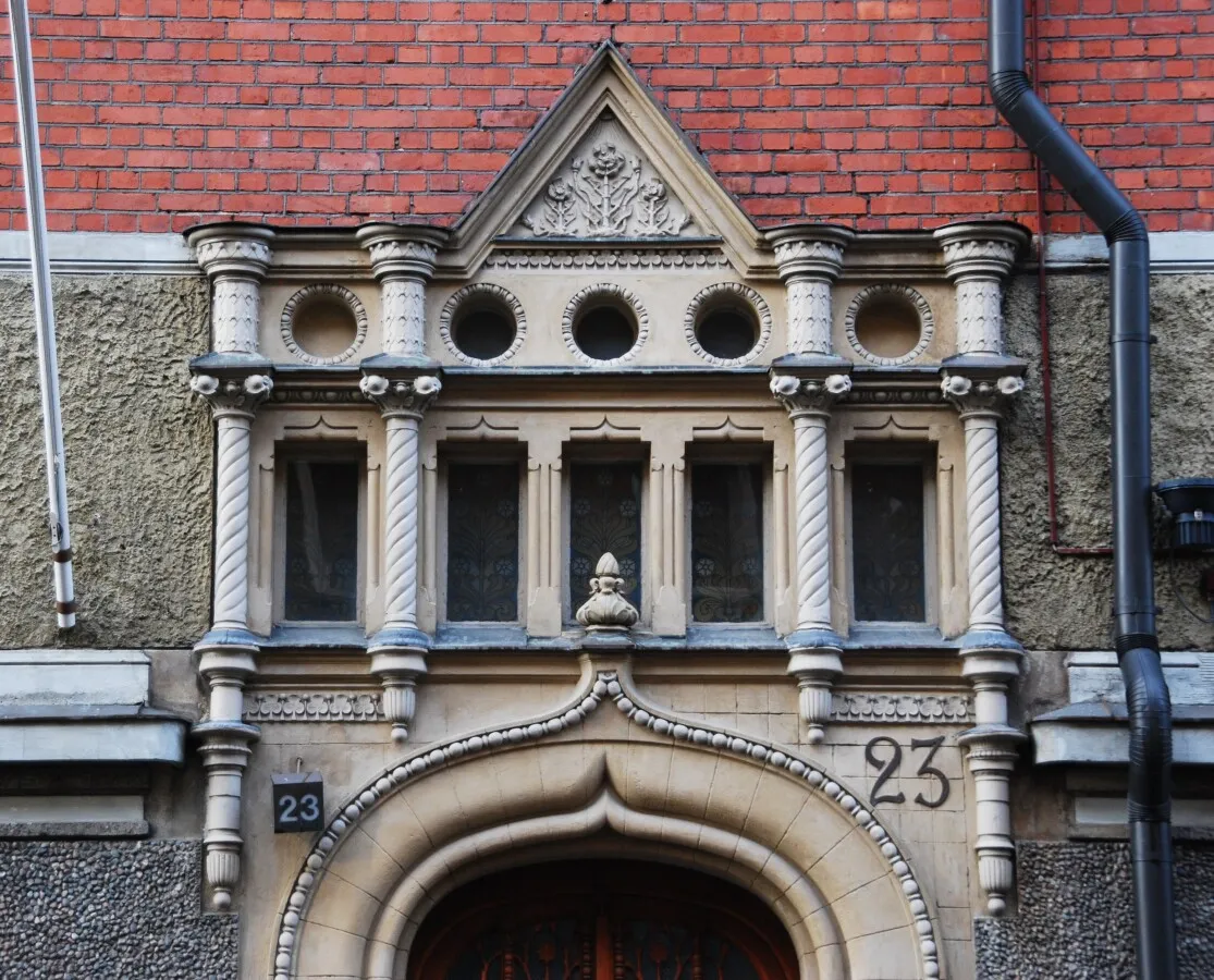 Above the Albertinkatu entrance