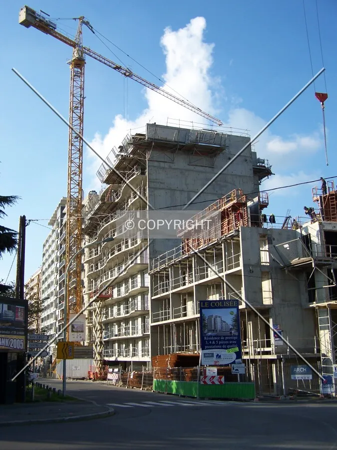 Aperçu du chantier avec immeuble et grue depuis le Pont de Starsbourg