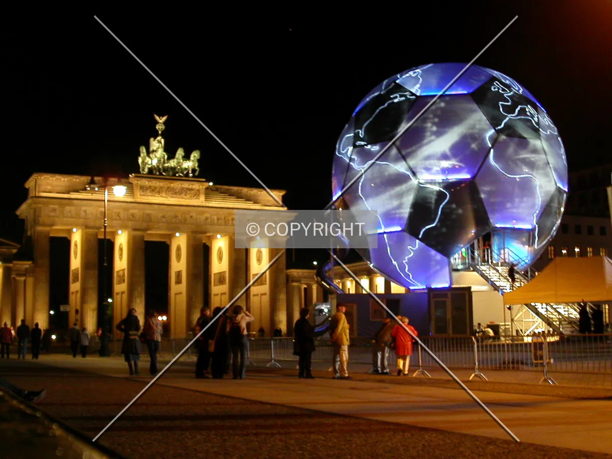 The monument as seen from Pariser Platz