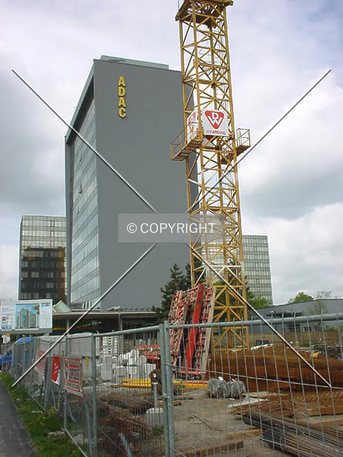 The crane on the construction site; background: ADAC building