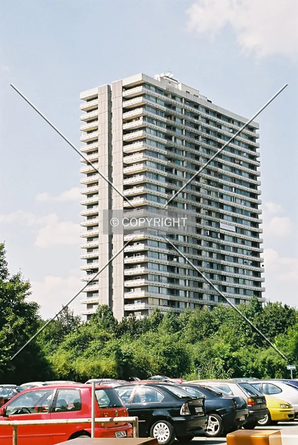 Side view; from Mergenthalerallee