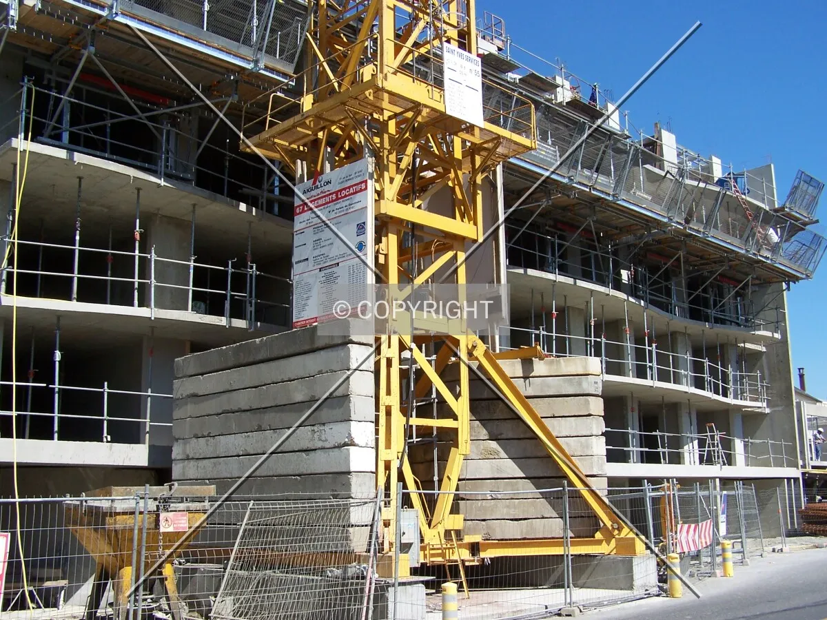 Aperçu du chantier avec installation de la grue sur le boulevard