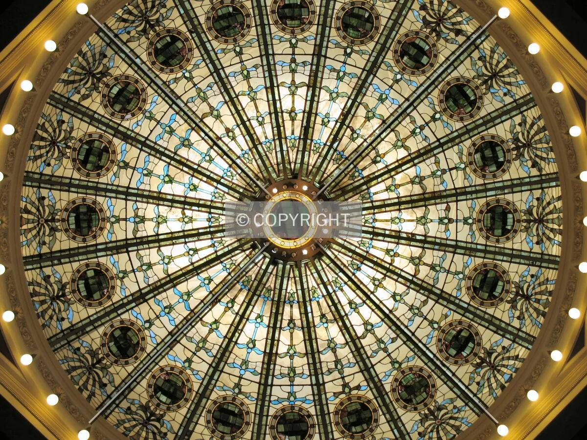 Looking up at the dome from the main courtroom