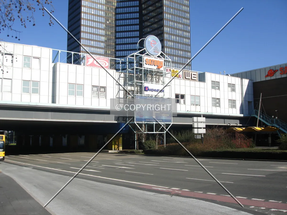 Shopping center spanning Schützenbahn Street