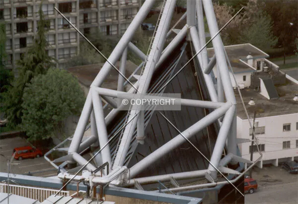 Detailed view of the steel construction ontop of the tower (as seen from One Wall Centre)