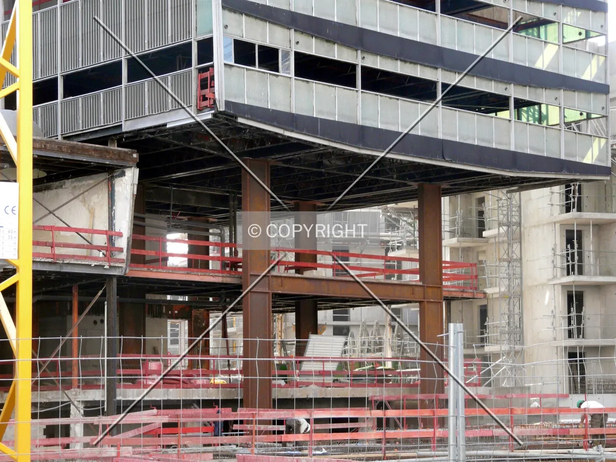 Cantilevered floors above the base