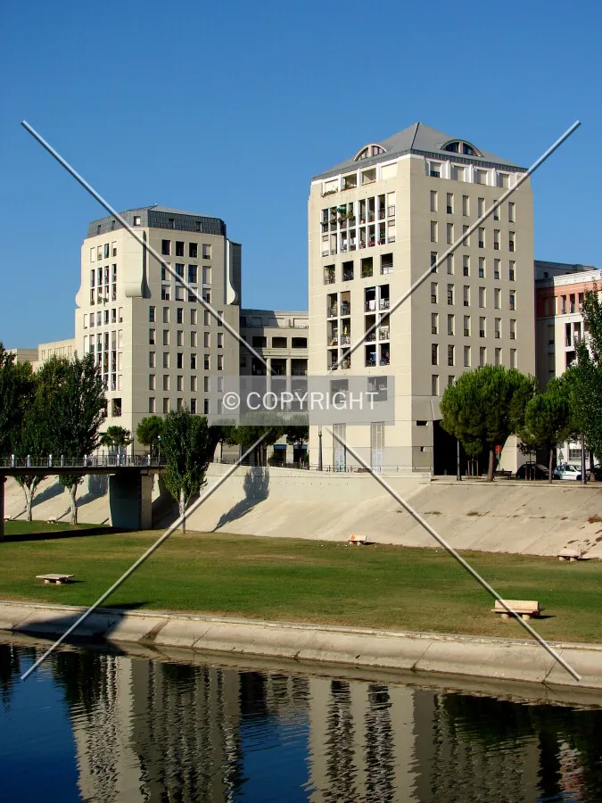 Housing along the Le Lez river