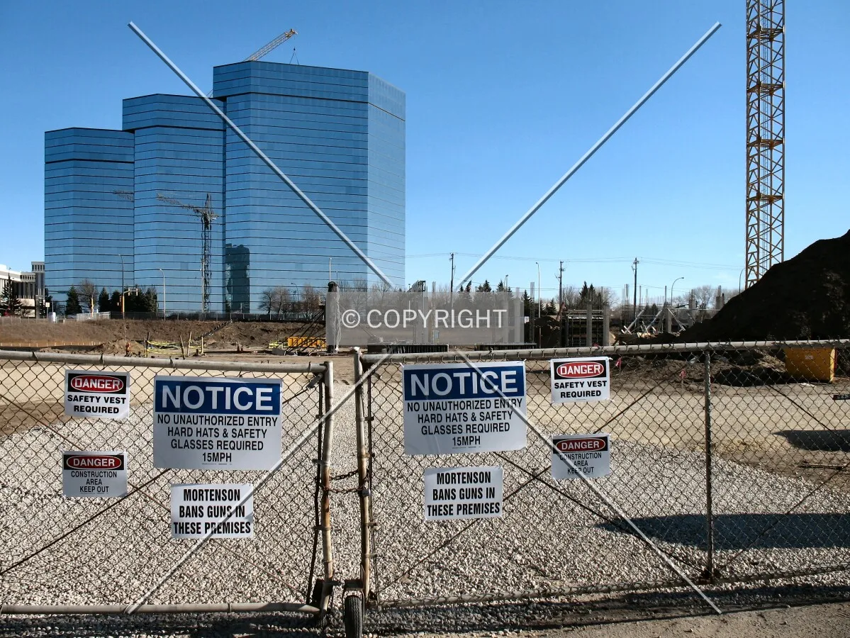 Warning, construction entrance