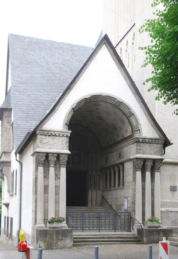 The side entrance at Mosbacher Straße