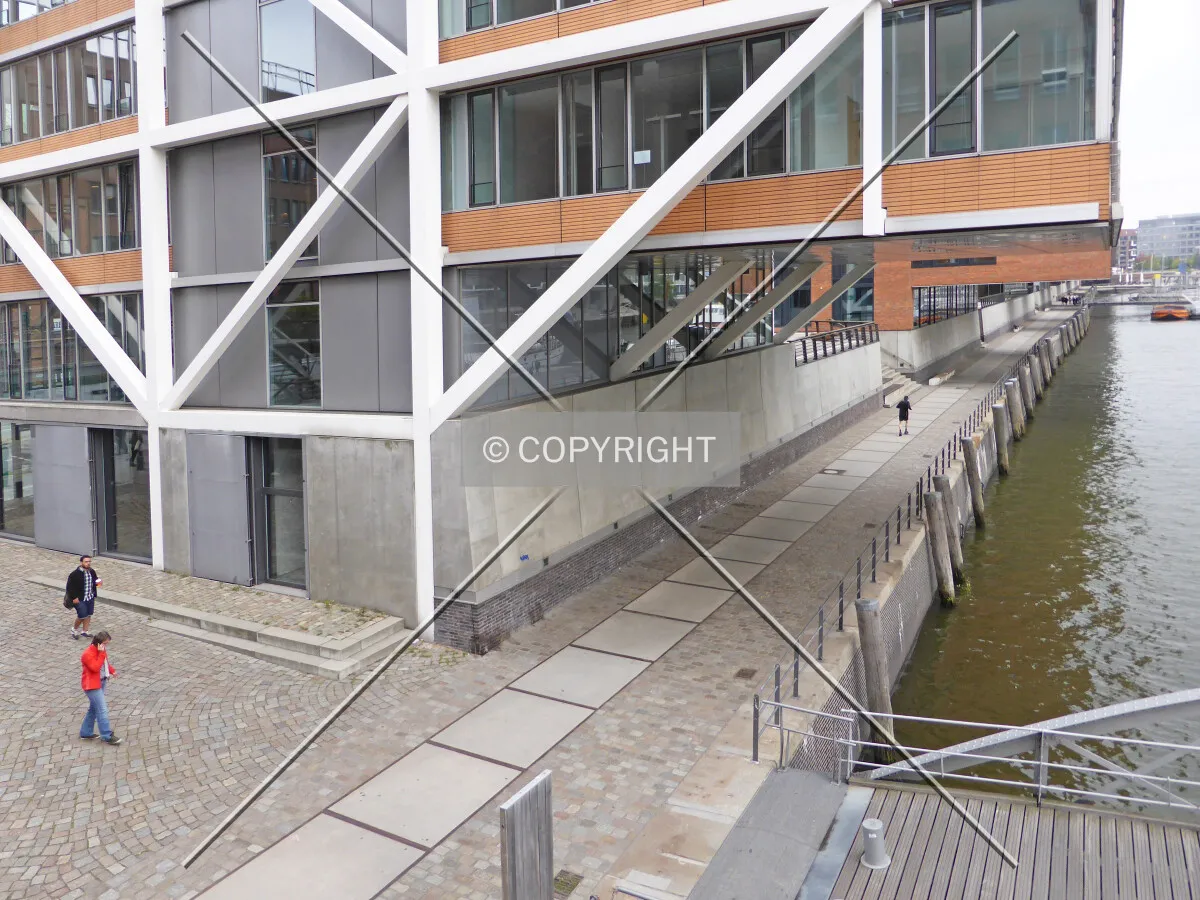Overhanging building