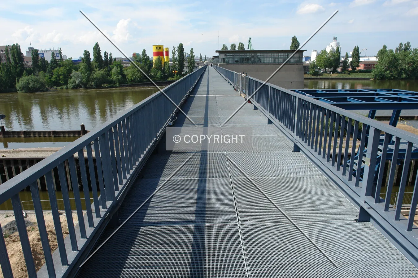 The long walkway; as seen from Offenbach to the other end (Frankfurt)