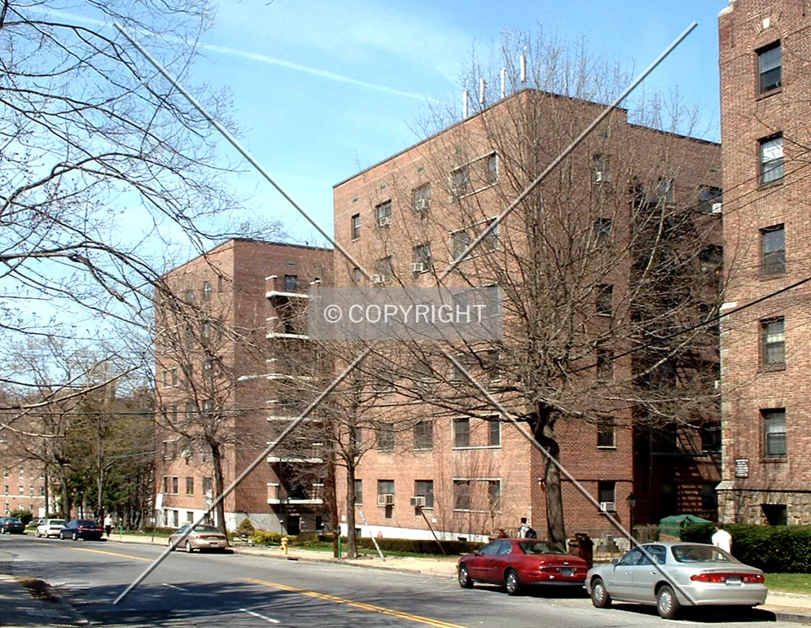 View from the south along Old Mamaroneck Road