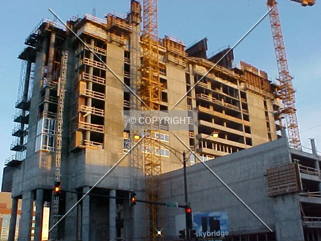 Looking at the western face from intersection of Halsted and Washington streets