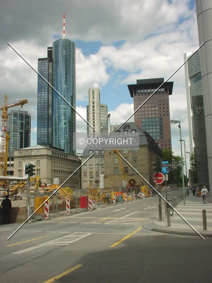 View along Taunusstraße; background: Eurotheum, MAIN TOWER, Landesbank, Japan Center
