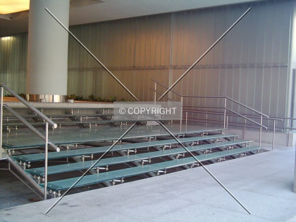 Entrada Sudoeste con escaleras de cristal