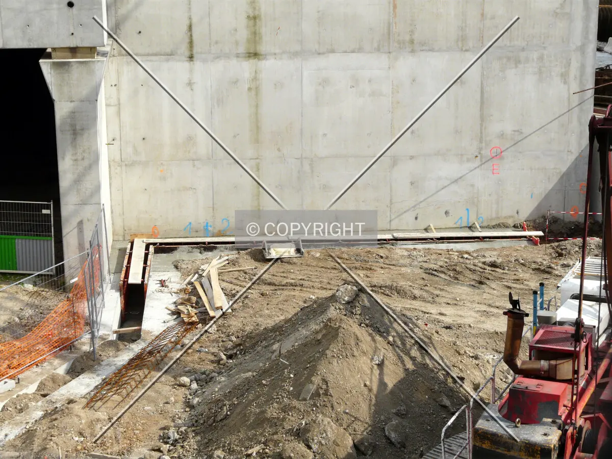 Guide wall for the future slurry wall along the structure covering the rail tracks next to site