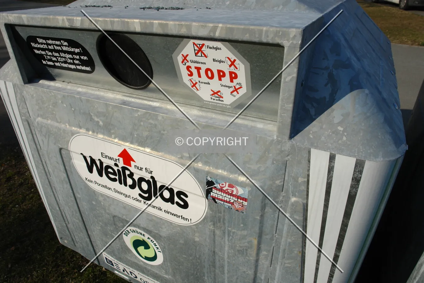 A recycling container for white glass