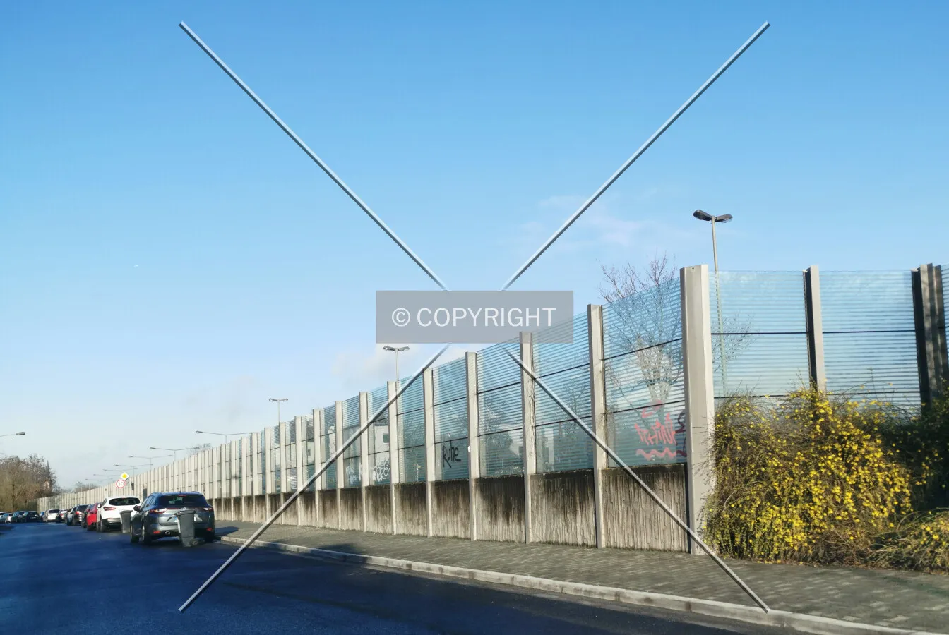 Transparent noise protection barrier