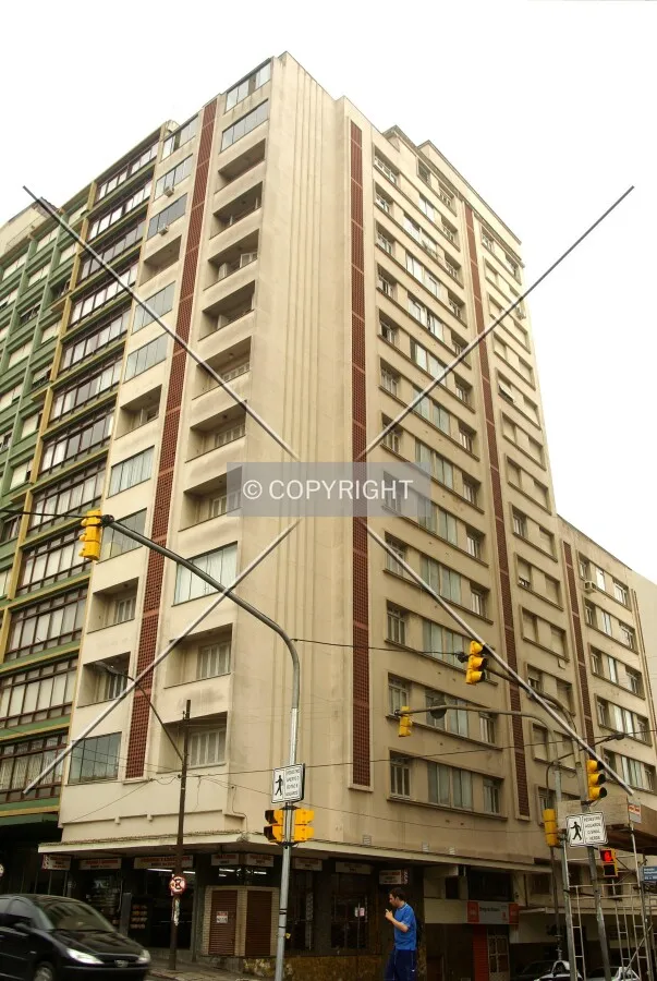 Looking up from the corner of Coronel Vicente Street and Independência Avenue