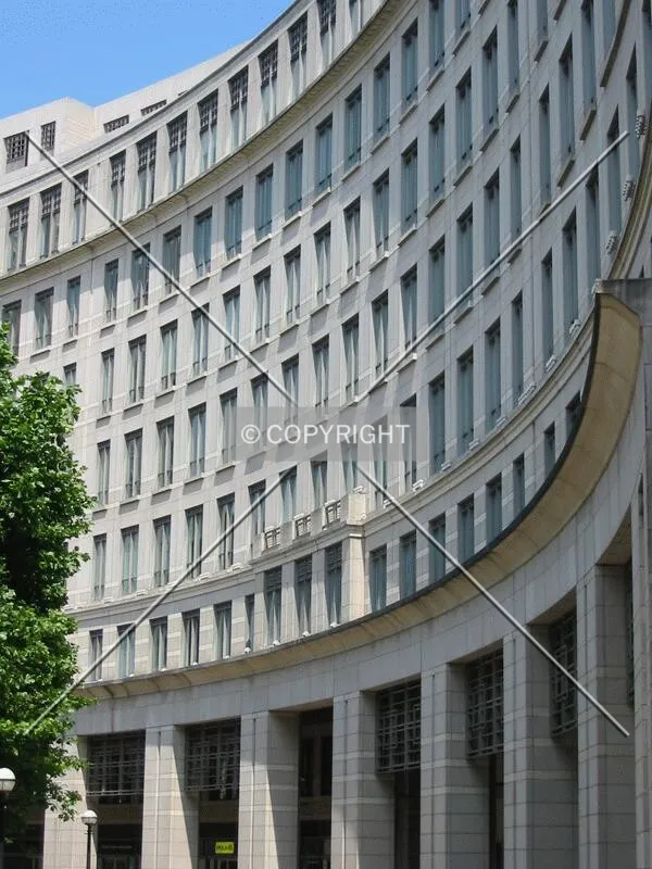 7 Westferry Circus creates a sweeping west facade with neighbours 1 and 11