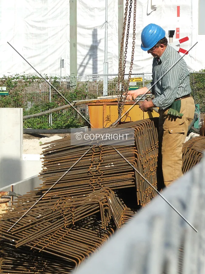 Attaching the rebar to the hoisting cable