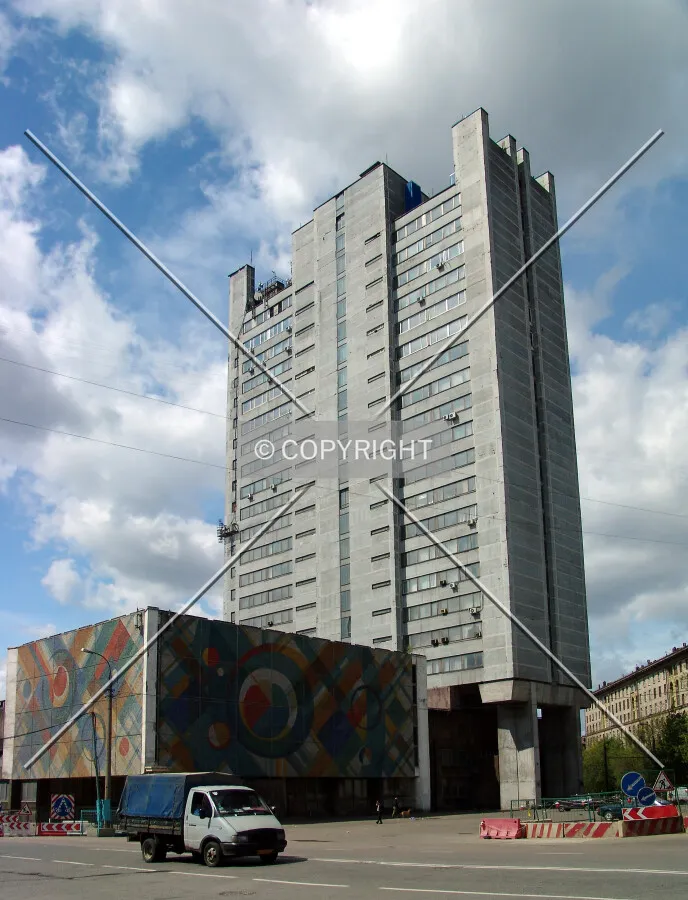 Looking up from Sharikopodshipnikovaya Street