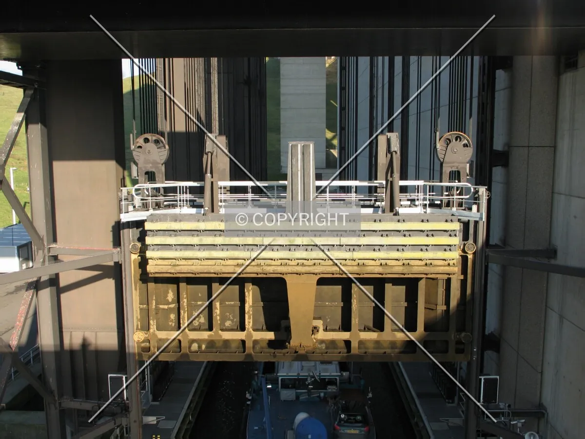 View of the lock door, while ship is entering the cage