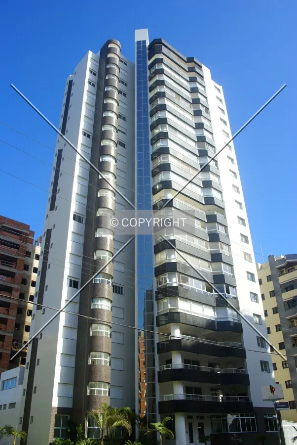 Looking up from the corner of Silva Jardim Avenue and Almirante Barroso Street