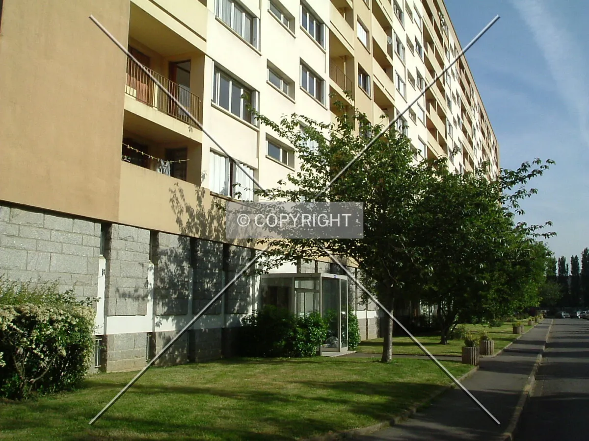 La base de l'immeuble sur la face est